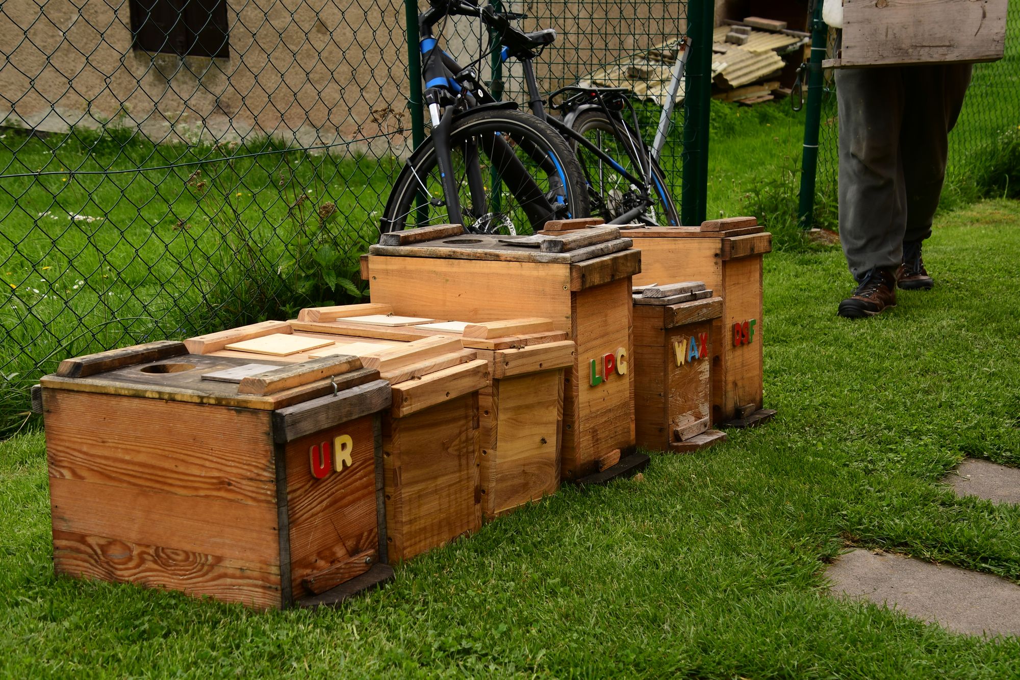 Bienenvölker: Ableger entstehen.                          Am Sonntag wurden 7 Ableger aus den vorhandenen Völkern gebildet. (16.05.2021)
